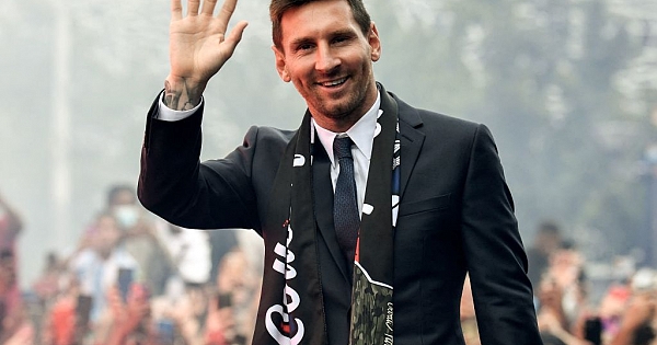 A festa da torcida do PSG na apresentação de Lionel Messi