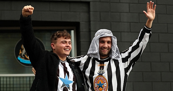 A festa da torcida do Newcastle após a venda do clube