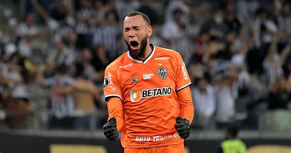 Com seis brasileiros na lista, confira os 10 goleiros que mais jogaram no mundo em 2021