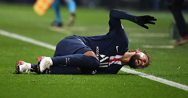 Estudo revela que Neymar é o jogador que mais sofreu faltas desde 2016; veja o top 10