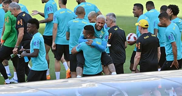 Finalistas da Champions League são recebidos com festa na Seleção