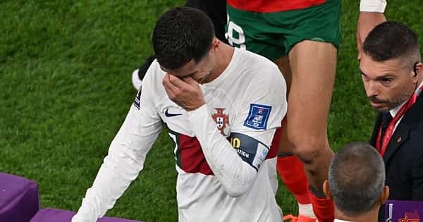 Cristiano Ronaldo sai de campo em lágrimas