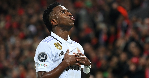 Após marcar dois gols no Liverpool, Vini Jr homenageia Cristiano Ronaldo em comemoração