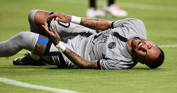 Desde sua estreia no PSG, Neymar é o jogador que mais sofreu faltas no mundo; veja o ranking
