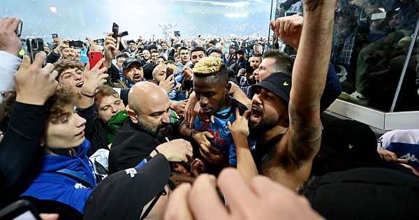 As melhores imagens da festa da torcida do Napoli após o tricampeonato