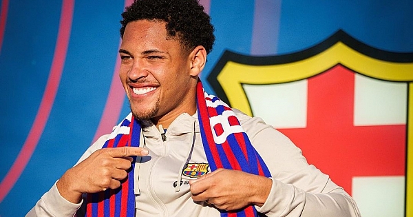 Vitor Roque se apresenta ao Barcelona; Veja as imagens
