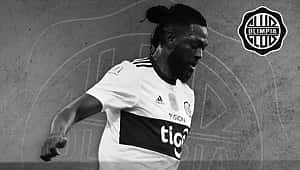 A aventura de Adebayor durou 4 jogos ...