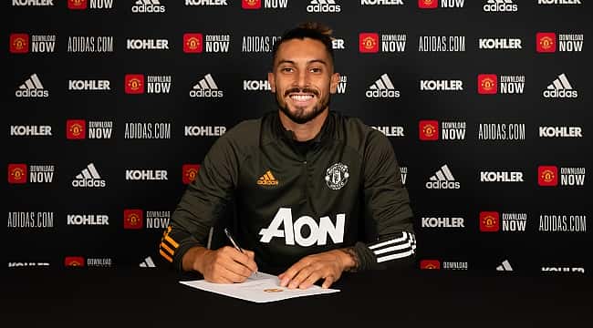 Alex Telles assinou com o Manchester United!