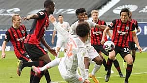 Bayern de Munique chocou 2 gols em Frankfurt!