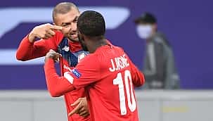 Burak Yilmaz deu show, Hakan cobrou falta