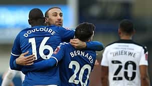 Cenk Tosun marcou após 357 dias, Everton fez turnê
