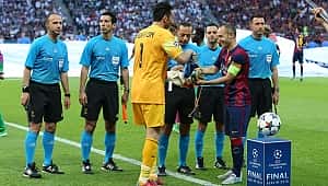 Cüneyt Çakır serviu na Liga dos Campeões