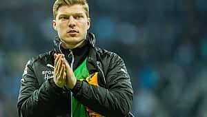 Ele tirou o sobrenome da esposa na camisa!