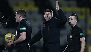 Diálogo entre Gerrard e árbitro! Acabou vermelho