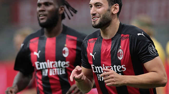 Hakan Çalhanoğlu assina novo contrato