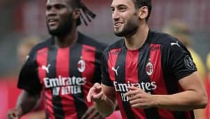 Hakan Çalhanoğlu assina novo contrato