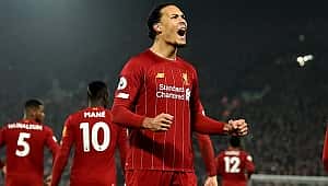 Liverpool vence, Leicester City perde