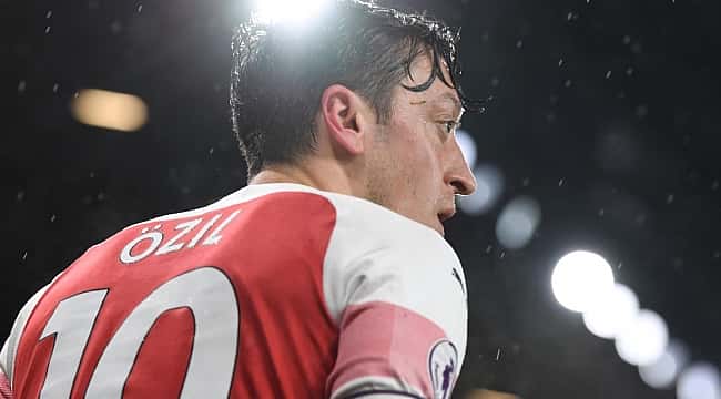 'Mesut Ozil é um dos piores do mundo ...'