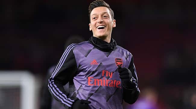 Descrição da 'transferência' de Mesut Özil