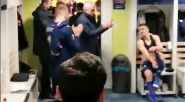 Mourinho foi para o vestiário, aplaudindo seu oponente