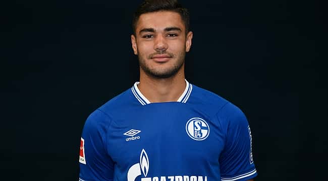 Ozan Kabak está em Liverpool!