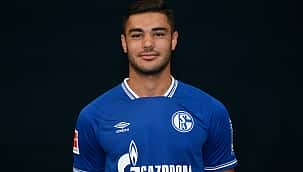 Ozan Kabak está em Liverpool!