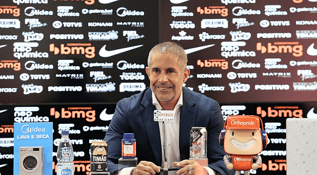 Sylvinho é oficialmente apresentado como treinador do Corinthians