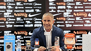 Sylvinho é oficialmente apresentado como treinador do Corinthians