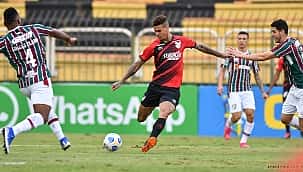 Athletico-PR goleia o Fluminense e encosta na liderança do Campeonato Brasileiro