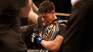 Brandon Moreno finaliza Deiveson Figueiredo e é o novo campeão dos moscas no UFC