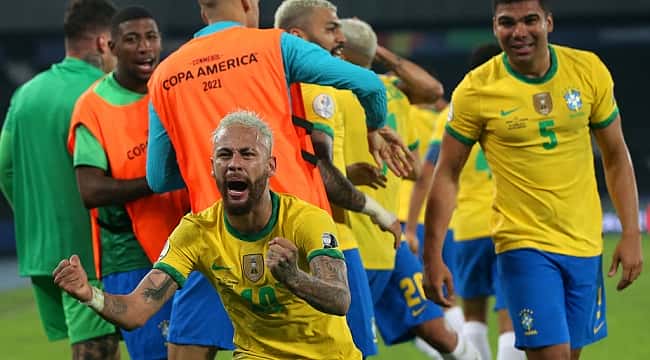 Brasil marca no último minuto, vira sobre a Colômbia e segue 100% na Copa América