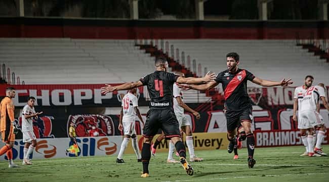 Atlético-GO bate São Paulo e segue 100% no Brasileirão