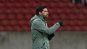 Com um a menos, Palmeiras vence o Internacional no Beira-Rio e cola nos líderes