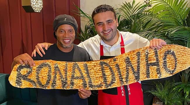 Ele finalmente foi dibrado: Famoso chef de cozinha "trolla" Ronaldinho Gaúcho!