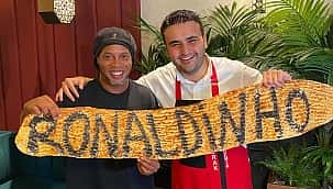 Ele finalmente foi dibrado: Famoso chef de cozinha "trolla" Ronaldinho Gaúcho!