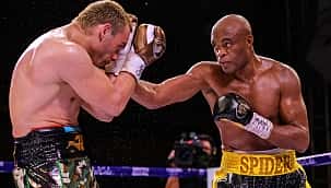 Em sua reestreia no boxe, Anderson Silva vence ex-campeão mundial Julio César Chávez Jr.