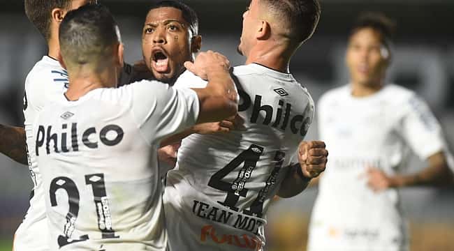 No reencontro de Diniz com São Paulo, Santos vence clássico e "afunda rival"