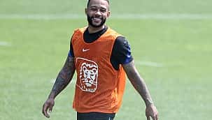 Ops! Antes de anúncio oficial, Barcelona coloca camisa de Depay à venda
