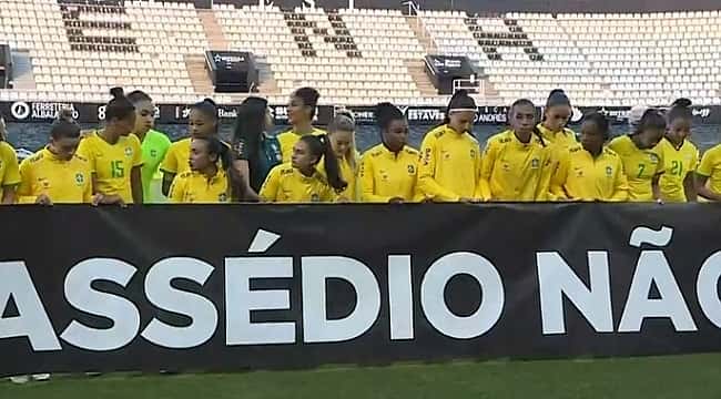 Seleção feminina faz protesto contra assédio 