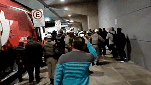 VÍDEO: Após goleada, Inter chega em Porto Alegre sob protesto da torcida