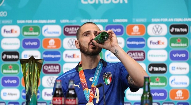 Bonucci tira onda na festa do título da Euro, e viraliza  