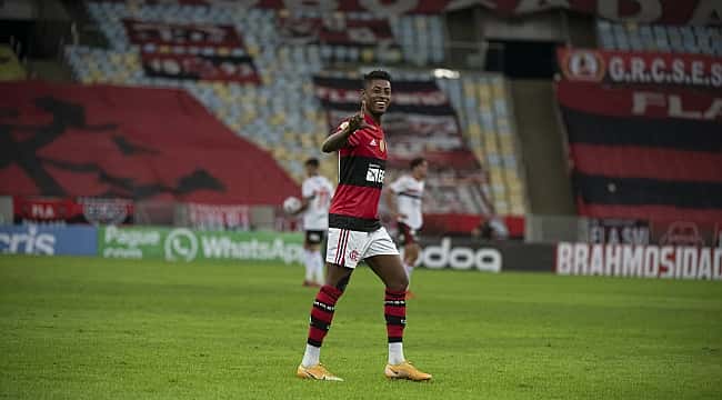Com hat-trick de Bruno Henrique, Flamengo goleia São Paulo, e quebra tabu de 4 anos 