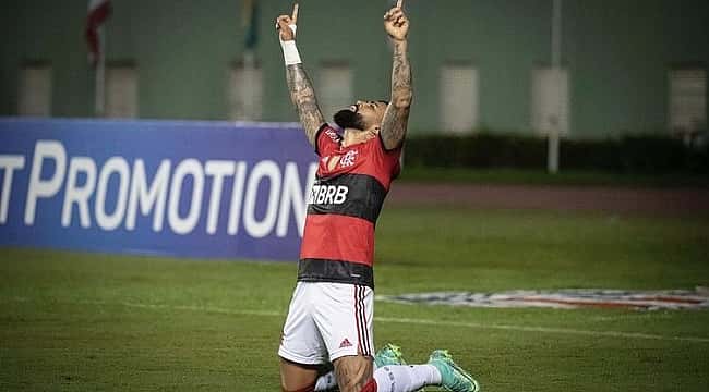 Com hat-trick e dois recordes de Gabigol, Flamengo humilha o Bahia e sobe ao G6