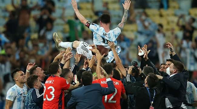 "Gente como a gente": Messi comendo dogão na festa do título faz sucesso na web