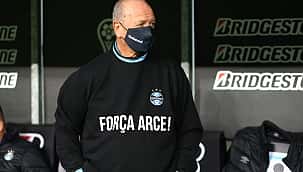 Grêmio cai para LDU; Felipão homenageia Arce