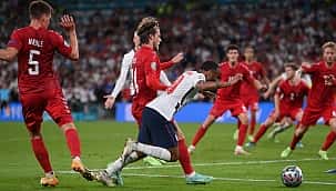 Pênalti polêmico em Sterling gera revolta nas redes sociais