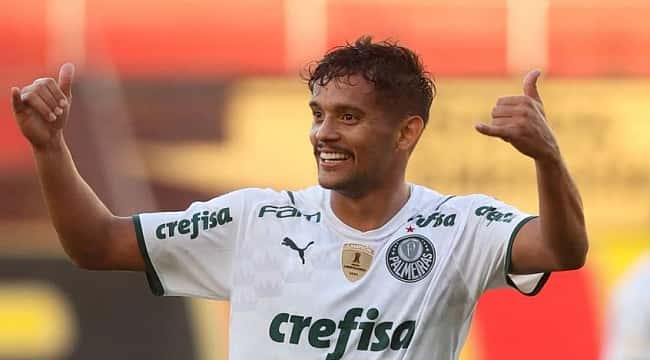 Palmeiras vence Atlético-GO e segue na liderança do Campeonato Brasileiro