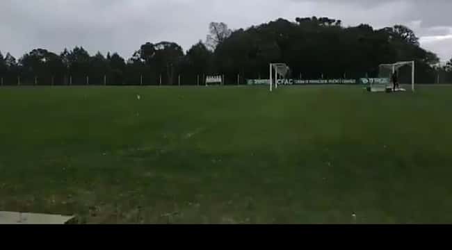 Que friaca! Juventude treina sob neve em Caxias 