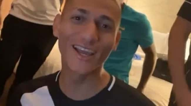 VÍDEO: Richarlison tira onda com a camisa do Vasco 