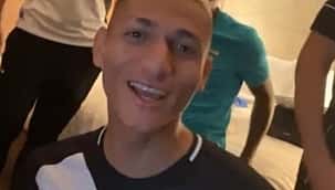 VÍDEO: Richarlison tira onda com a camisa do Vasco 